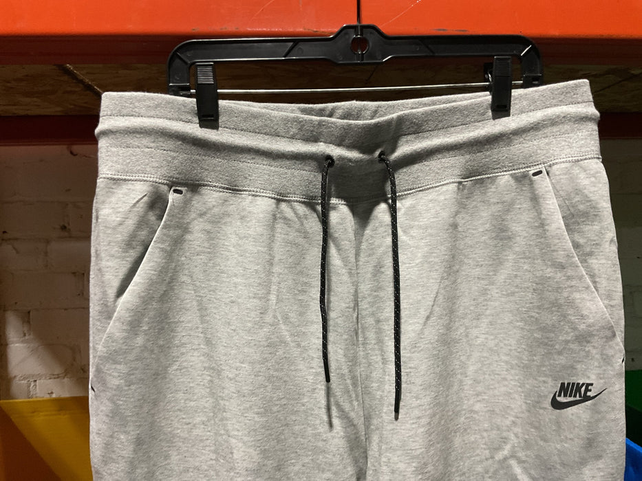 Gr Nike tech sweats