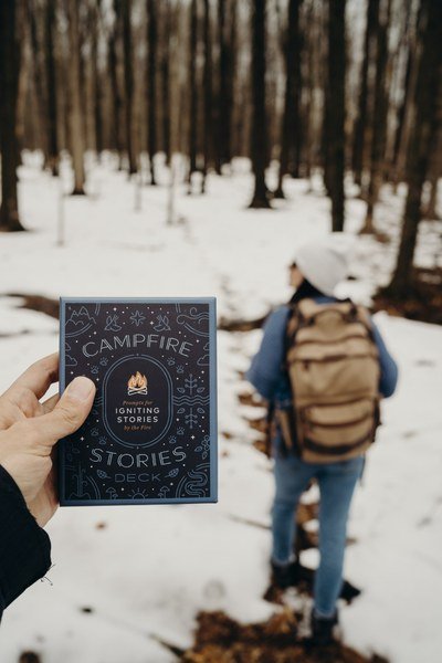 Mountaineers Books MOUNTAINEERS BOOKS, CAMPFIRE STORIES DECK - FOR KIDS! STORYTELLING GAMES TO IGNITE IMAGINATION - Next Adventure